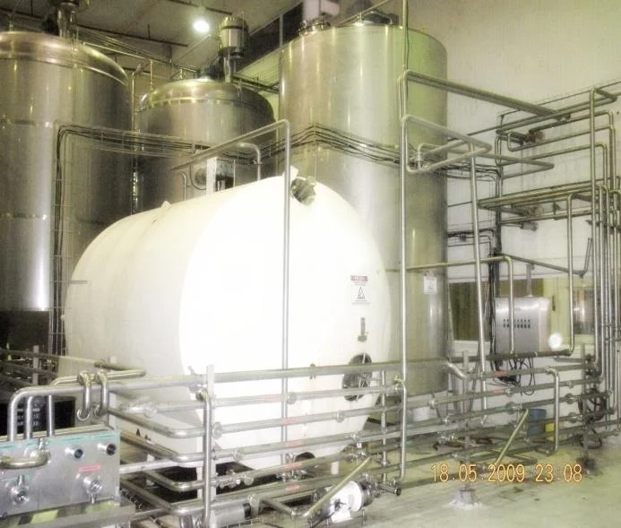 Tanques y tuberías de una instalación industrial documentada por INPROIM